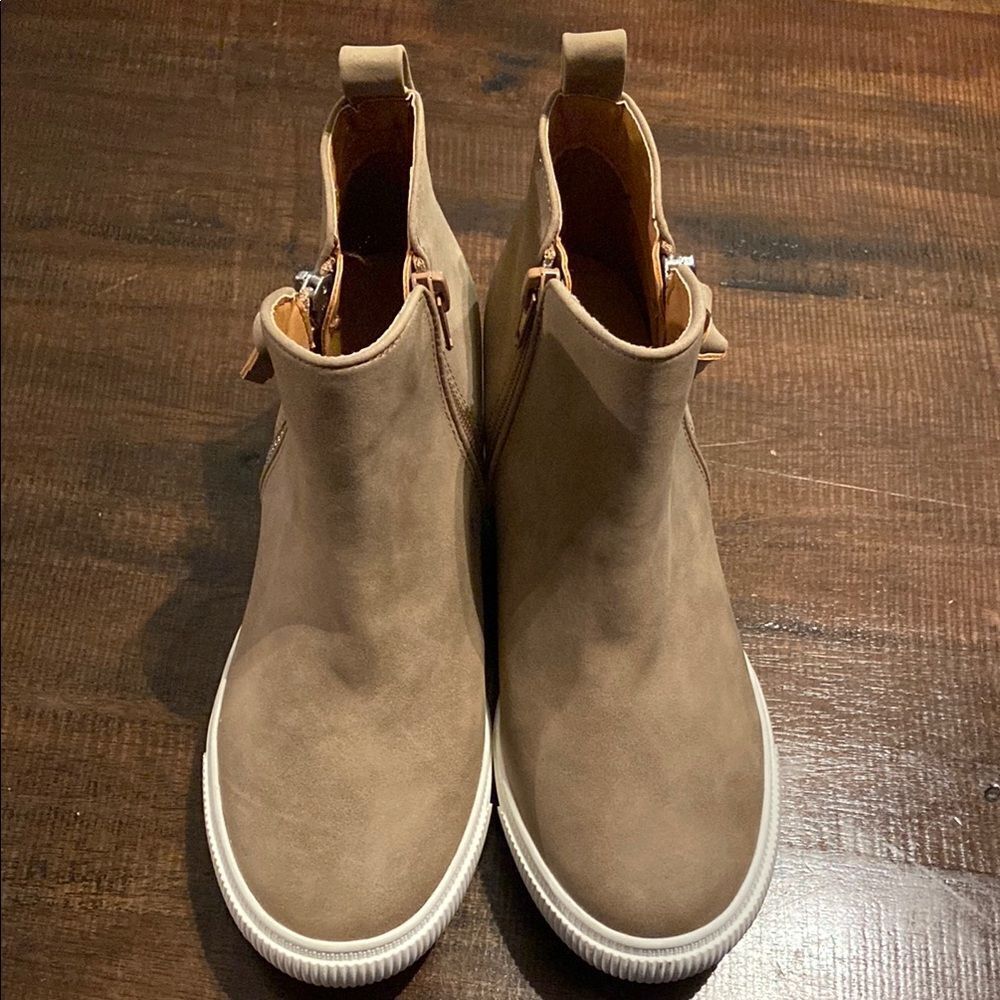 Women’s Report Kismet Tan Chelsea Boots size 7